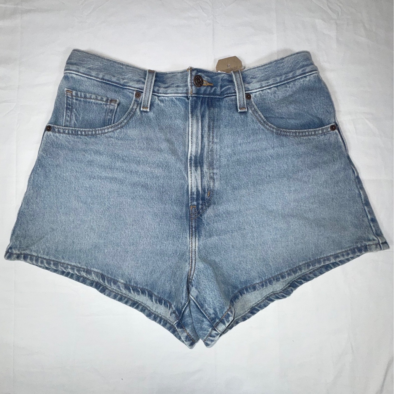 Levi's Women's 31 High-Waisted Mom Shorts Light Wash Denim NWT A1965-0047